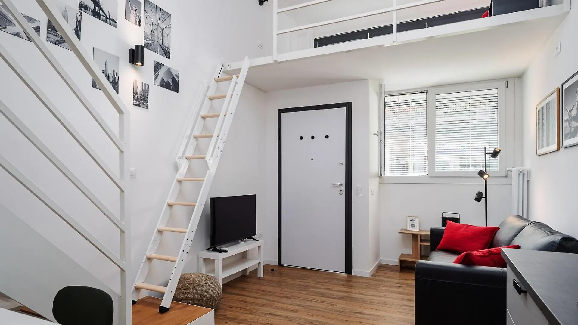 New - Loft 4 Pax - 50M From Metro - Private Entry Villa Milan Italy